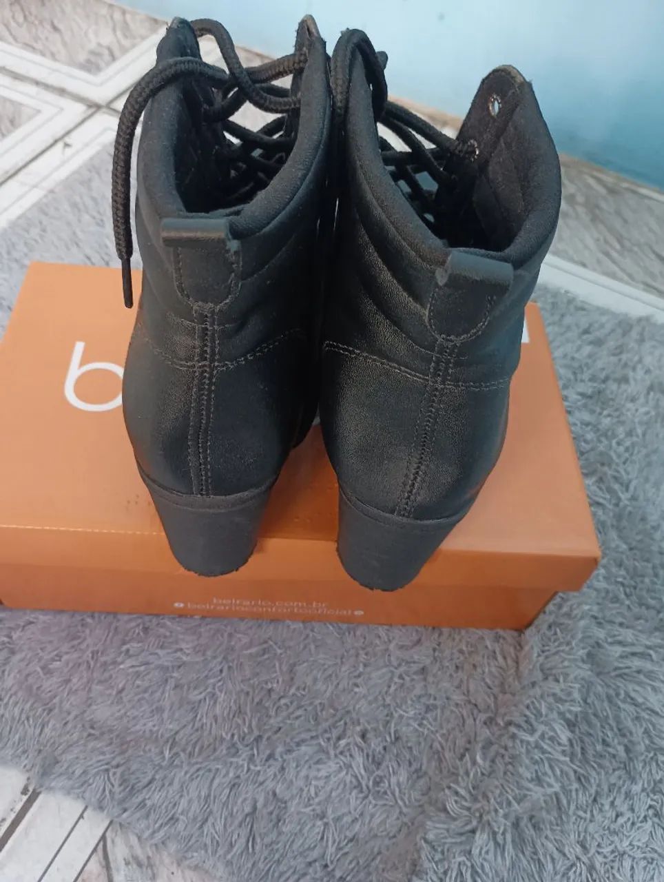 Bota semi nova de auto estilo combinação com diversas roupas  - Foto 2