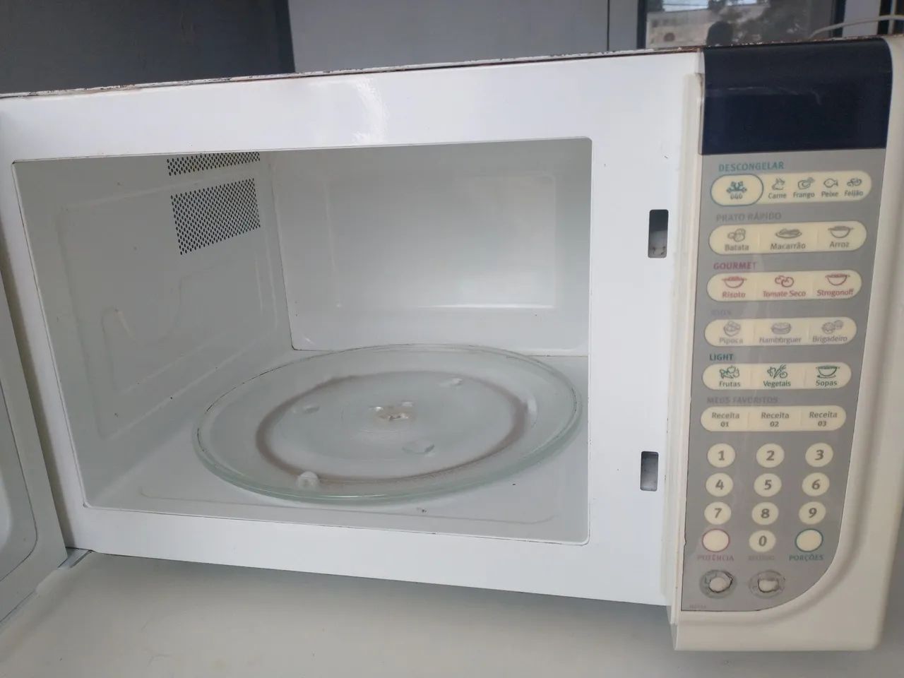 Microondas funcionando 180,00