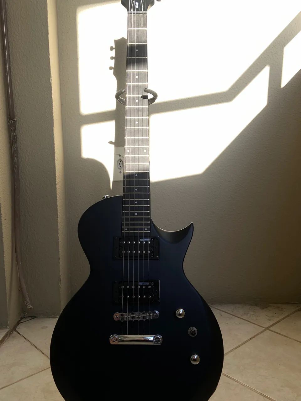 Guitarra semi nova LTD PRETA FOSCA  - Foto 4