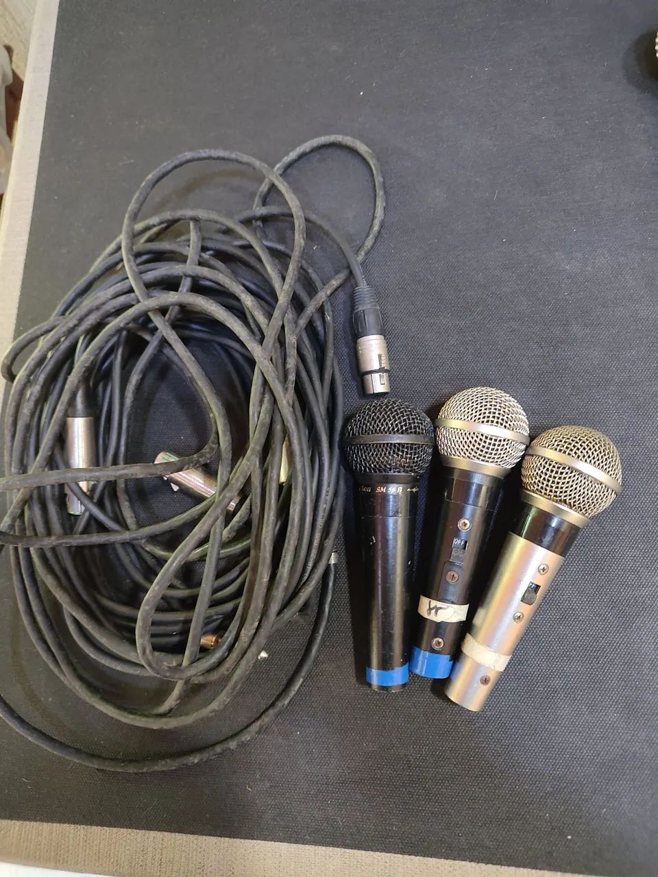 Kit com 3 Microfones Dinâmicos com Fio + Cabo - Funcionando