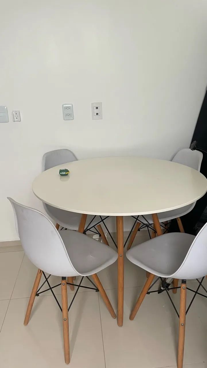 Mesa redonda + 4 cadeiras