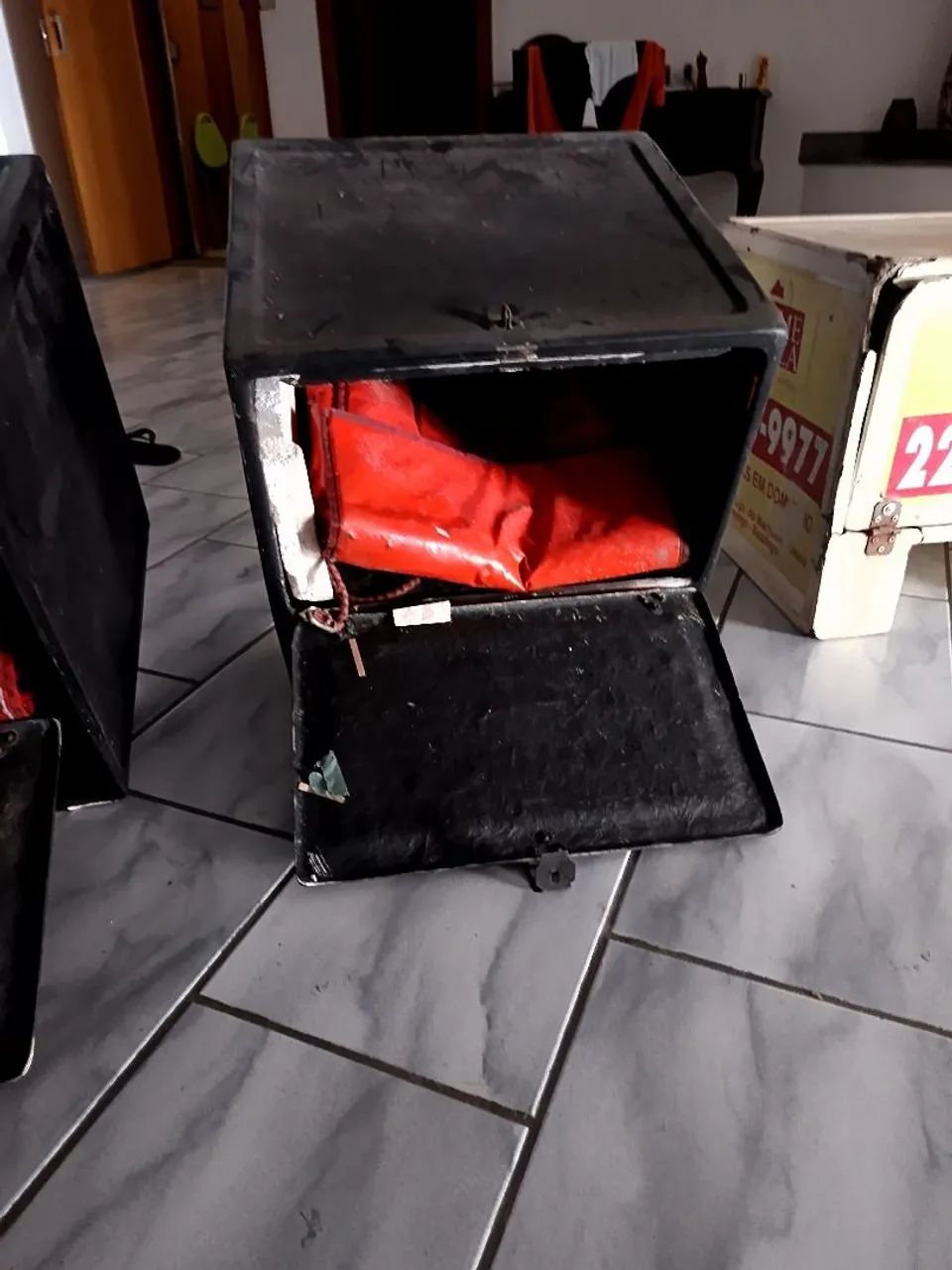 Três baús de moto para pizza em fibra com ferragens e bolsas térmica  - Foto 3