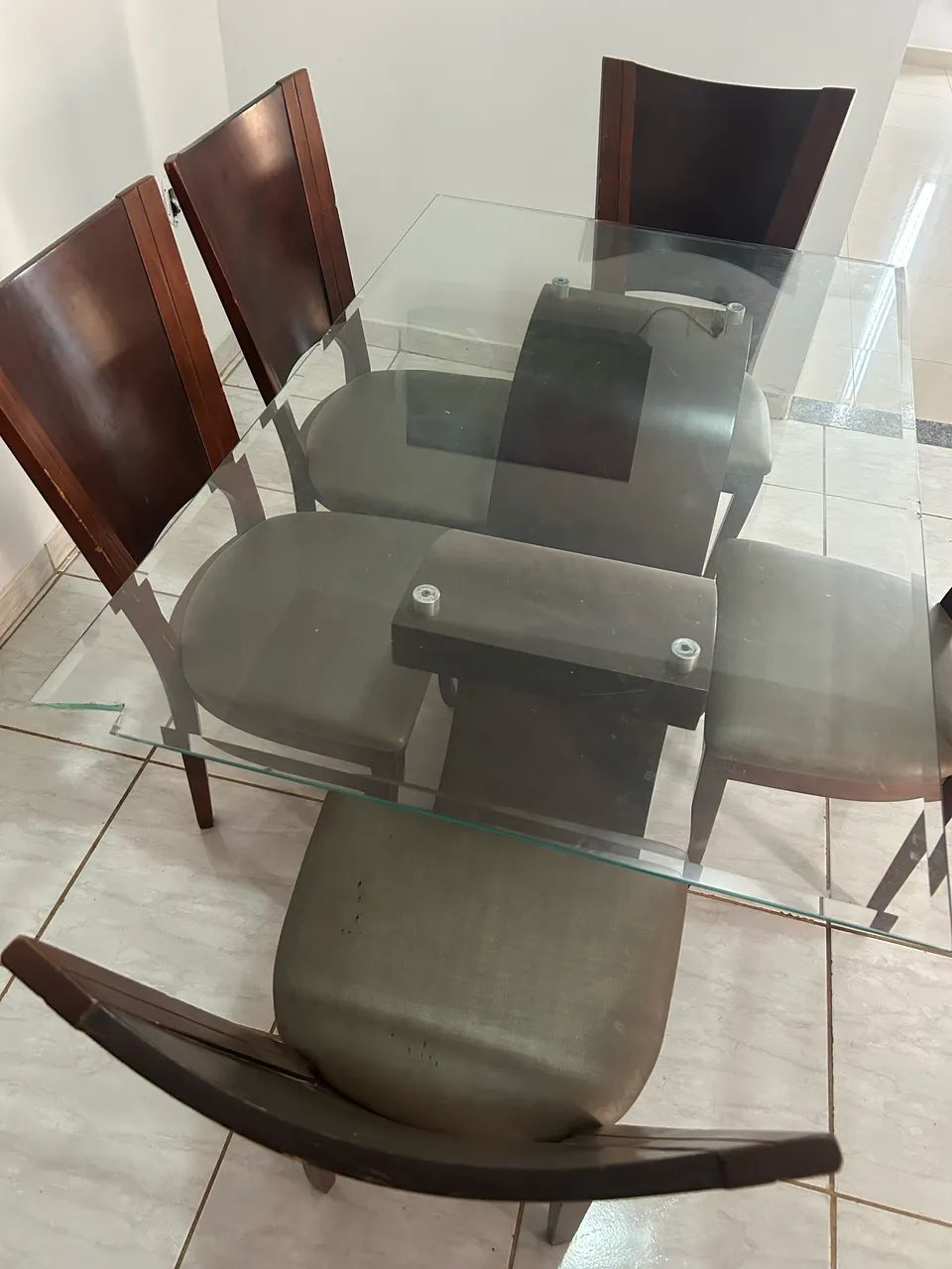 Mesa de vidro com 5 cadeiras de madeira acento em couro - Foto 3