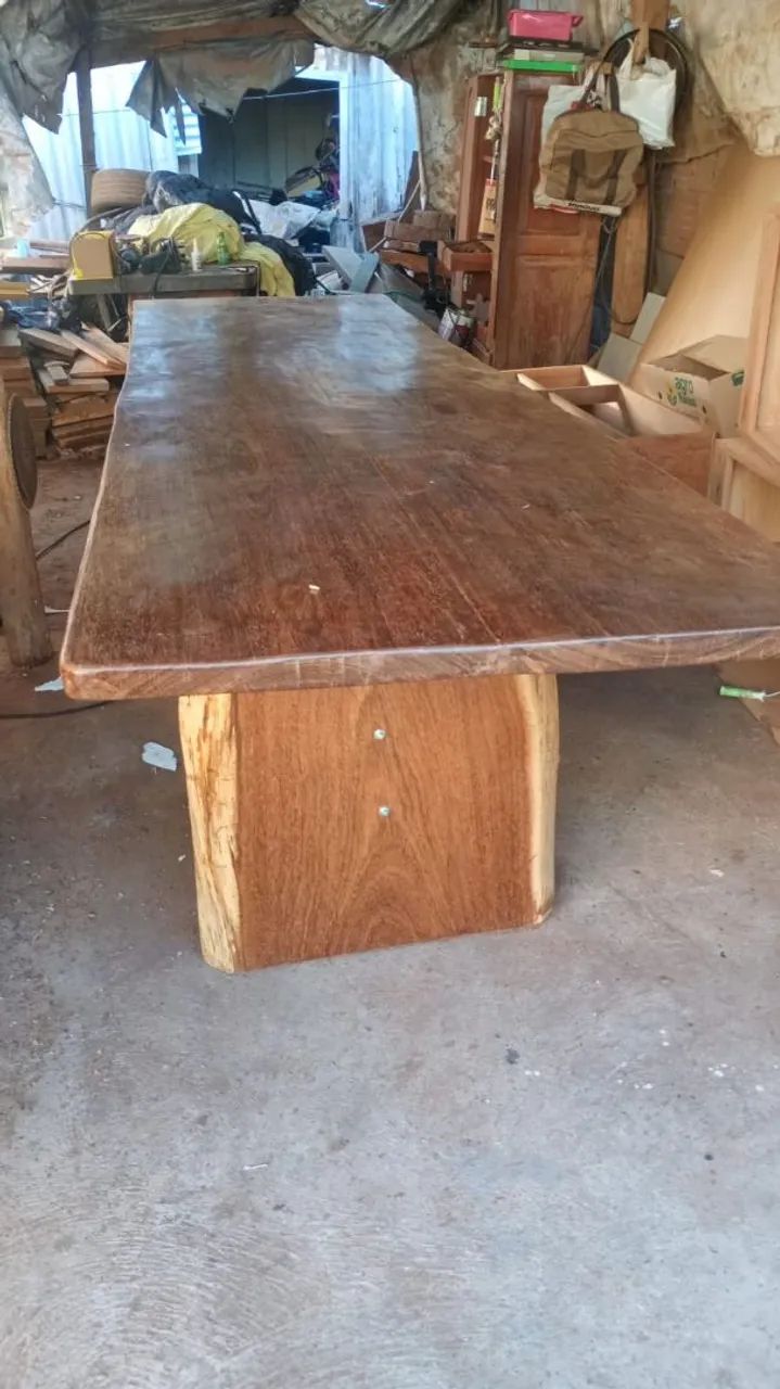 Vende se uma mesa de madeira 