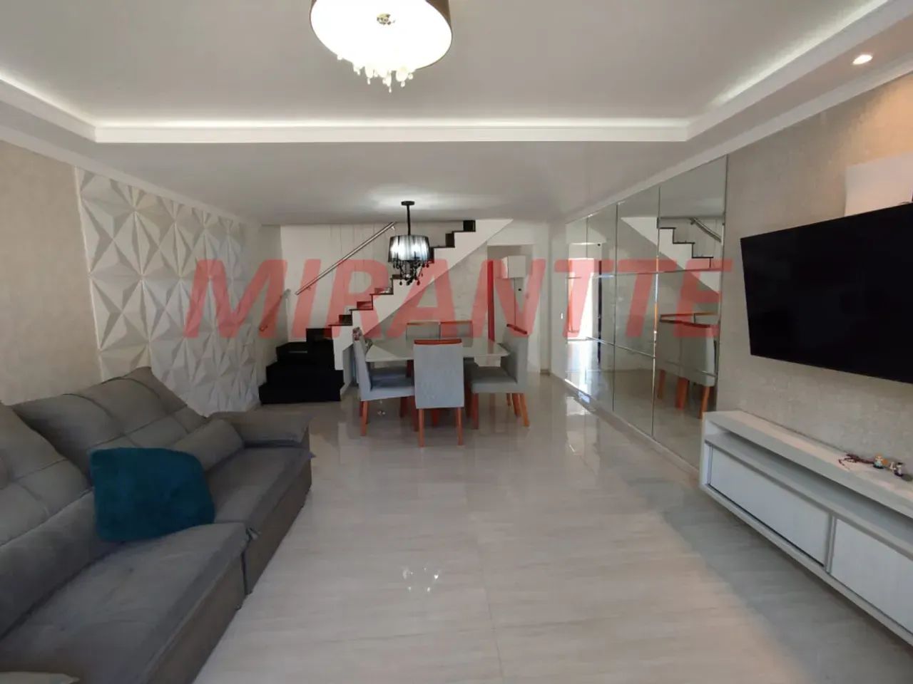 Sobrado 179m², 3 dormitórios sendo 1 suíte e 4 vagas.