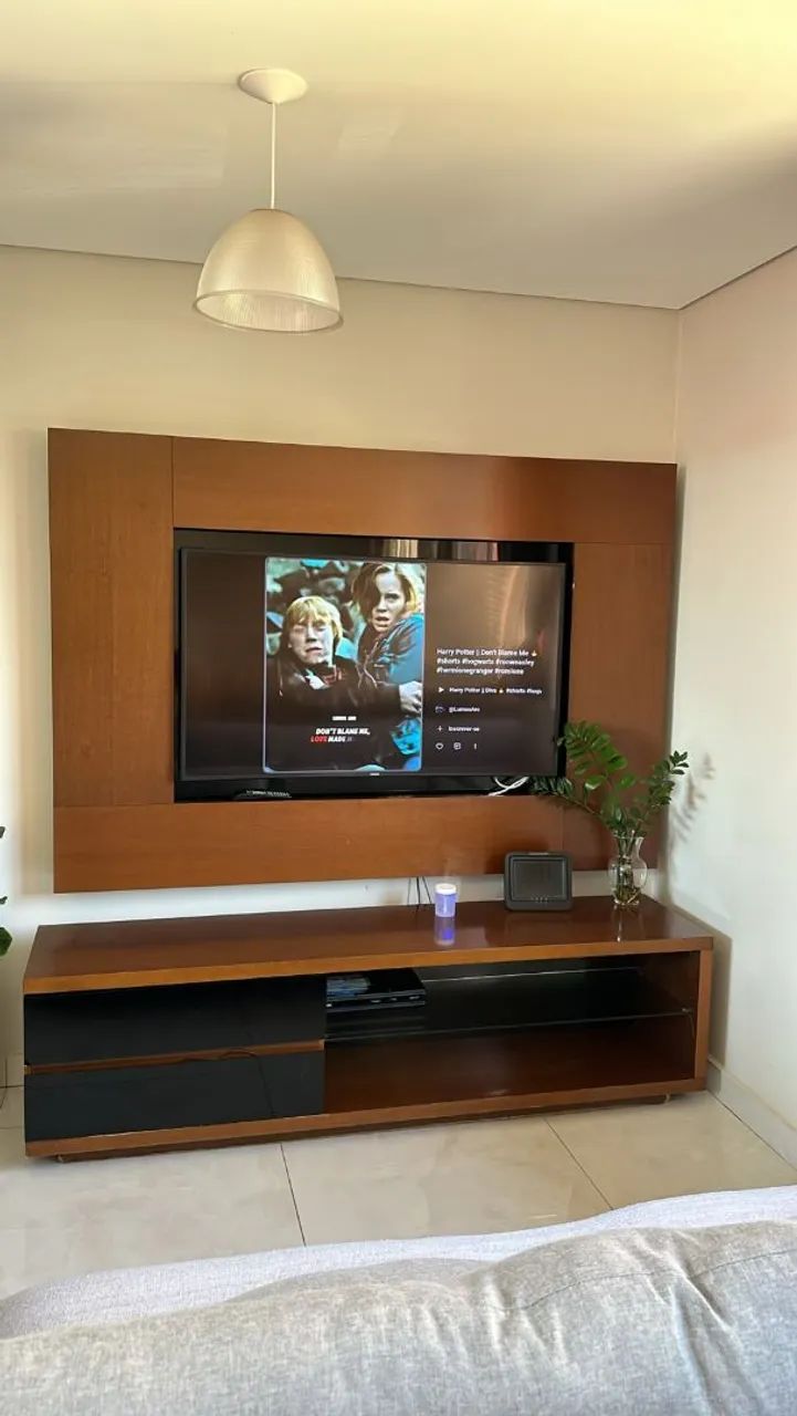 Rack com painel em madeira 