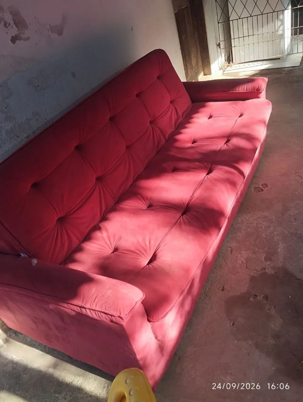 Sofá cama com um rasgado 