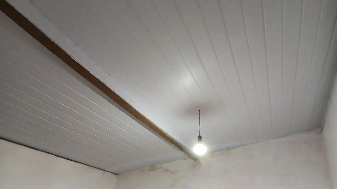 Vende-se um telhado com madeiramento completo 