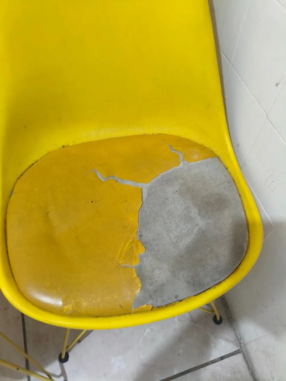 Cadeiras Amarelas - Foto 2