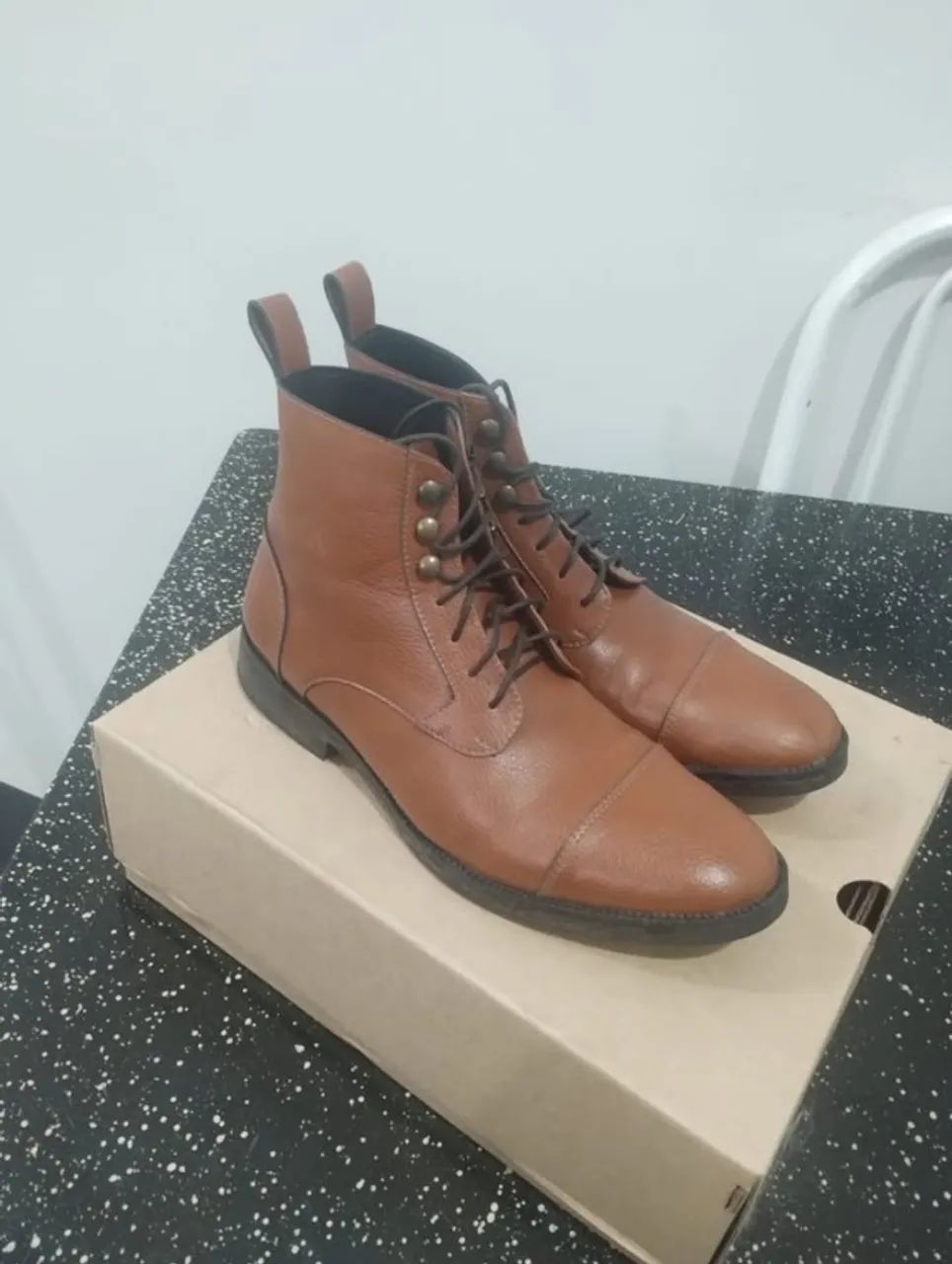 Bota masculina usada uma única vez