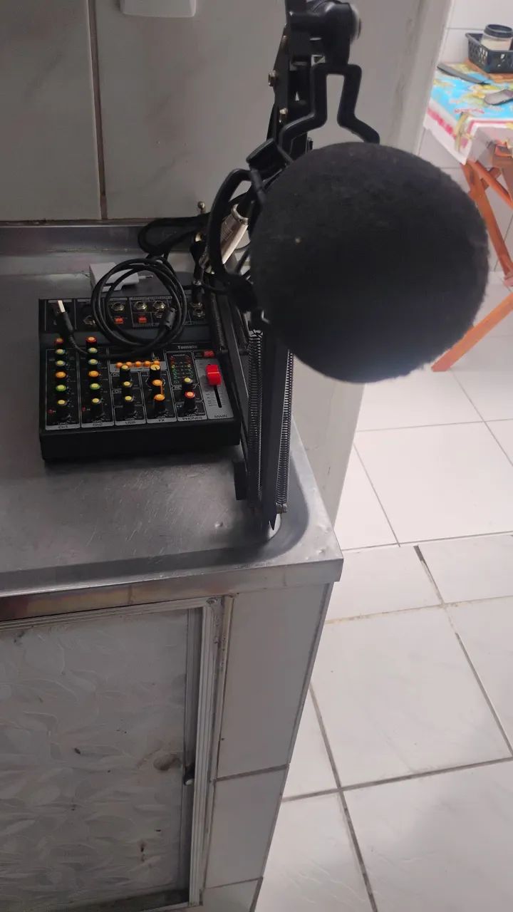 Mesa de som 5 canais mais microfone, praticamente sem uso - Foto 2