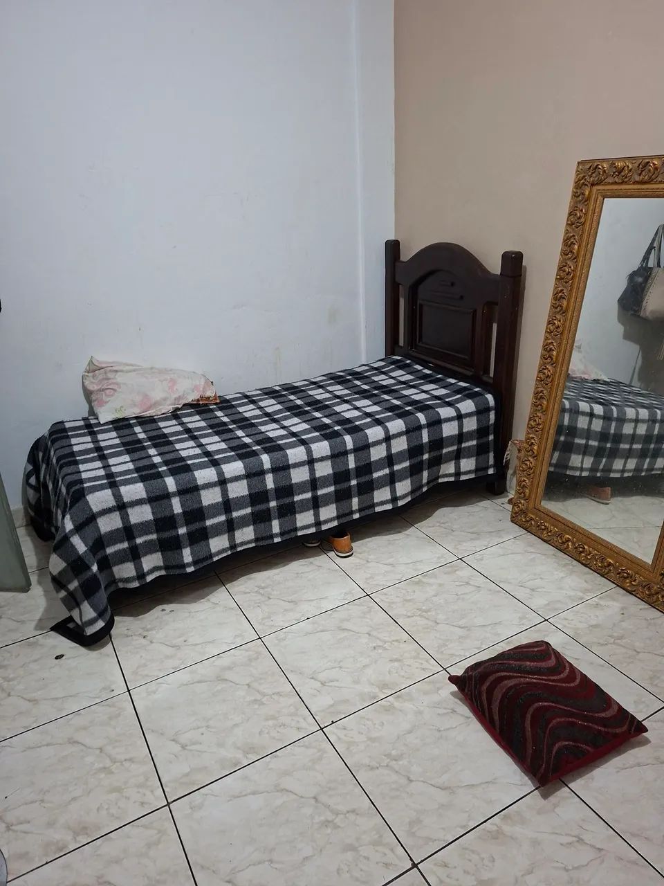 Alugo quarto 