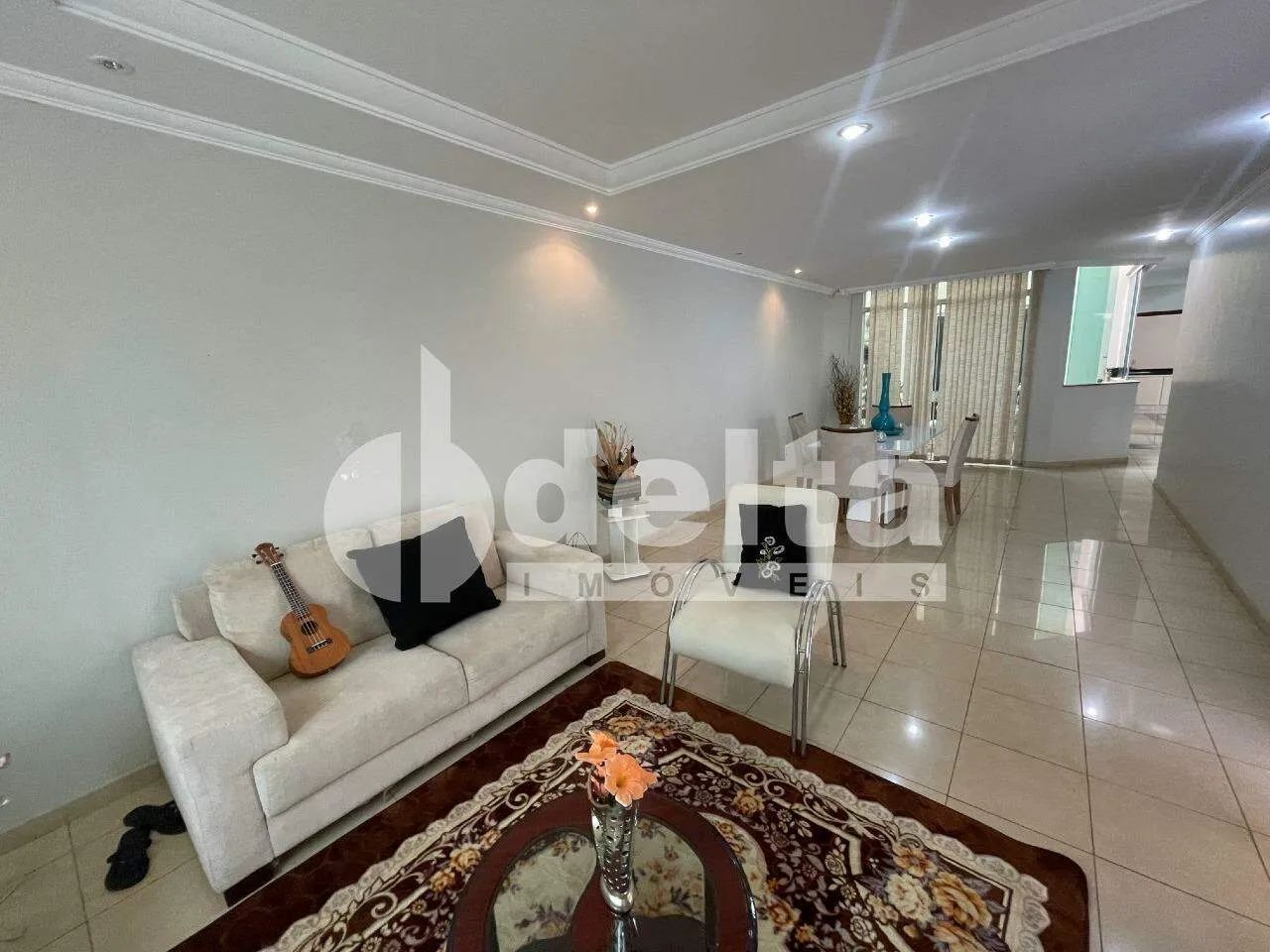 Casa com 8 quartos sendo 4 suíte, disponível para locação e venda no bairro Presidente Roo