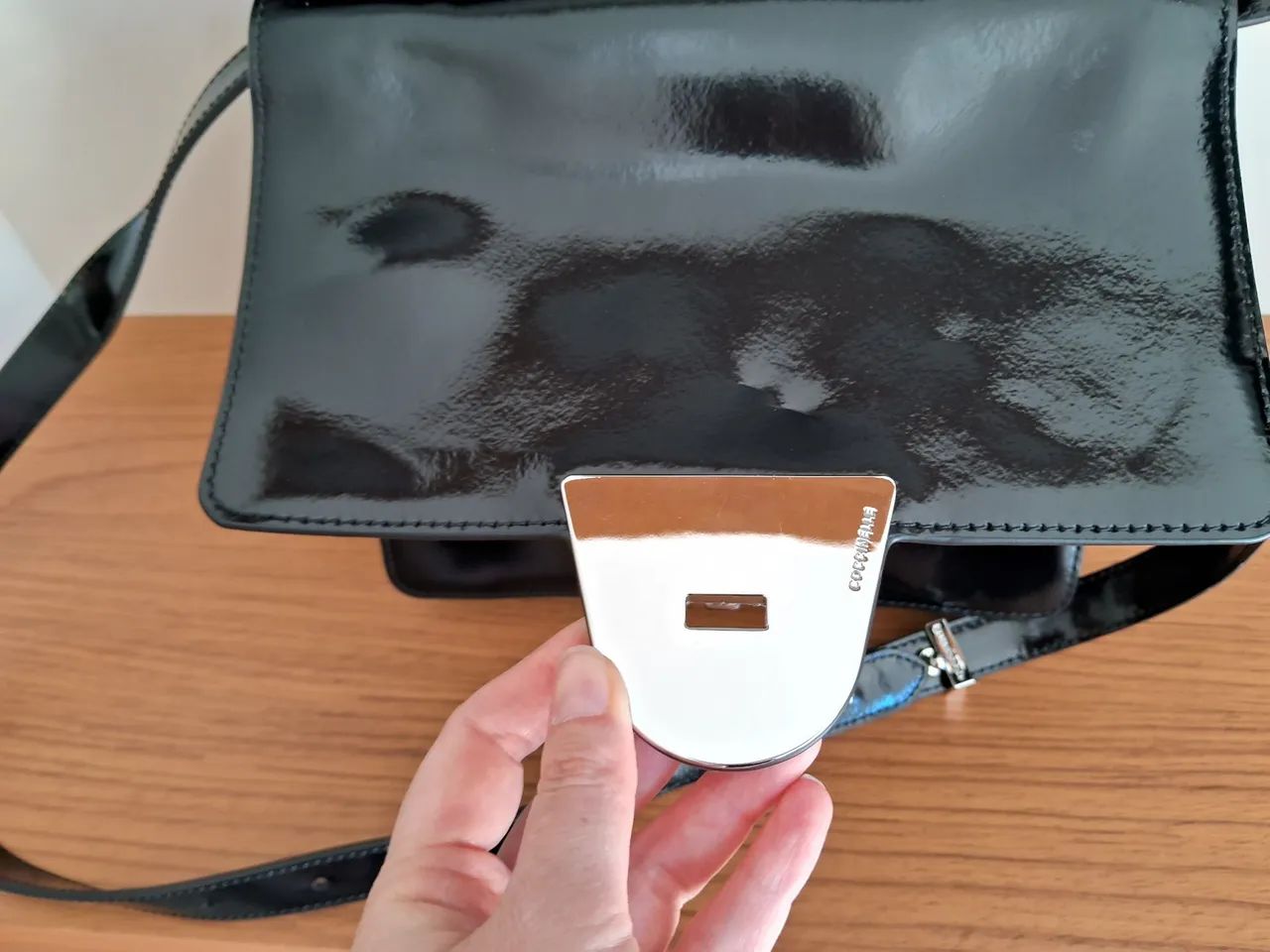 Bolsa preta brilhosa NOVA marca COCCINELLE  - Foto 2