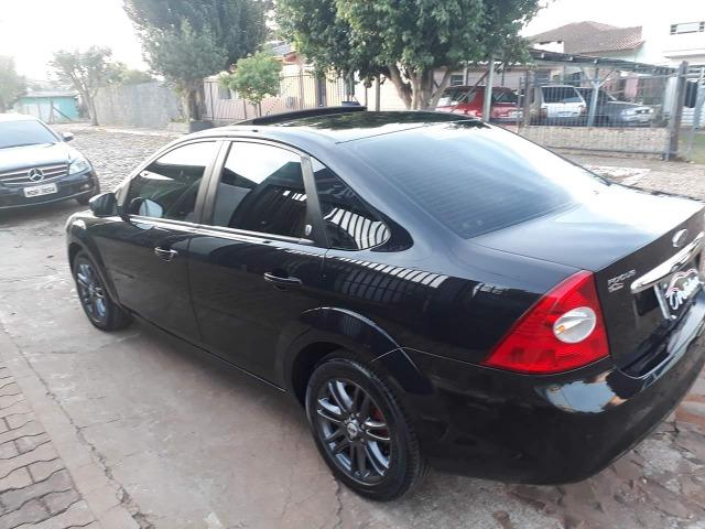 Focus Ghia Sedan 2.0 Aut com teto e couro - Foto 4
