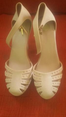 Vendo esses 2 salto Melissa 15 reais cada