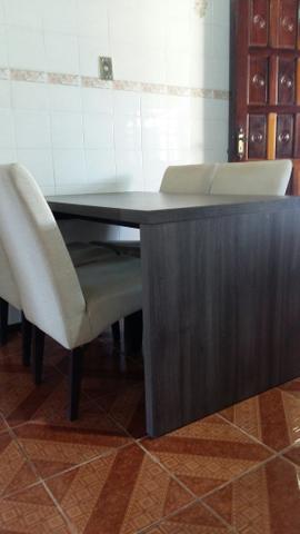 Mesa com 4 cadeiras estofadas