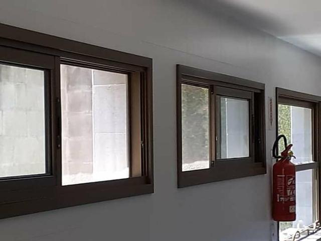 Precisa de montador e que entenda na parte de produção de serralheria em alumínio . - Foto 4