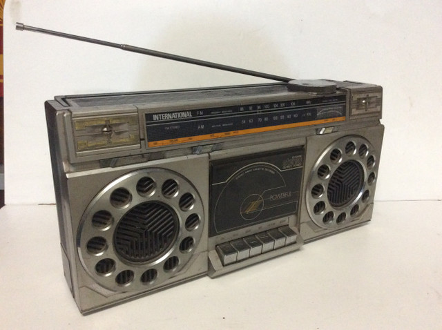 Rádio bombox antigo