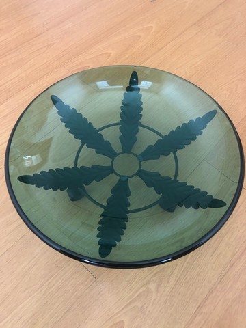 Centro de mesa com base de ferro e vidro curvo trabalhado DN 50 e h=25cm Black Friday - Foto 3