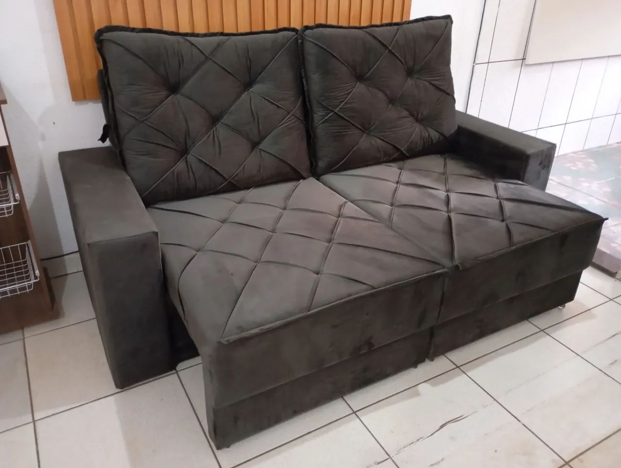 Sofá retrátil e reclinável.