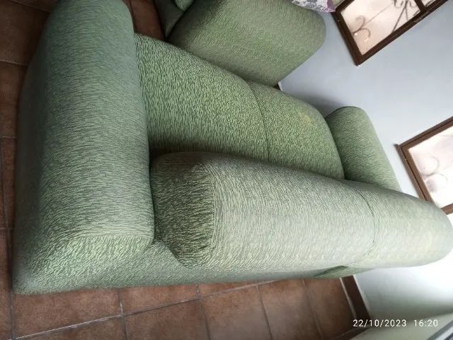  Sofá na cor verde ,de  2  e 3  lugares, bem conservado e com estrutura maciça. - Foto 3