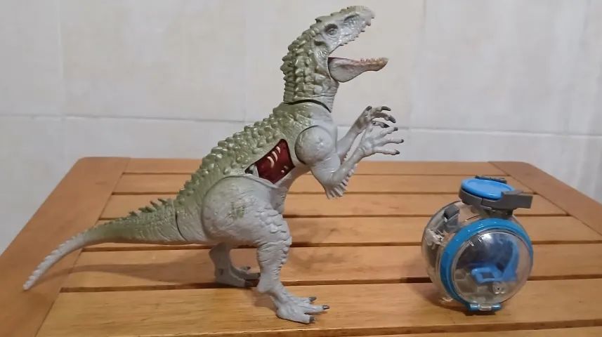 INDOMINUS REX Vs GIROSFERA JURASSIC WORLD HASBRO Brinquedos e