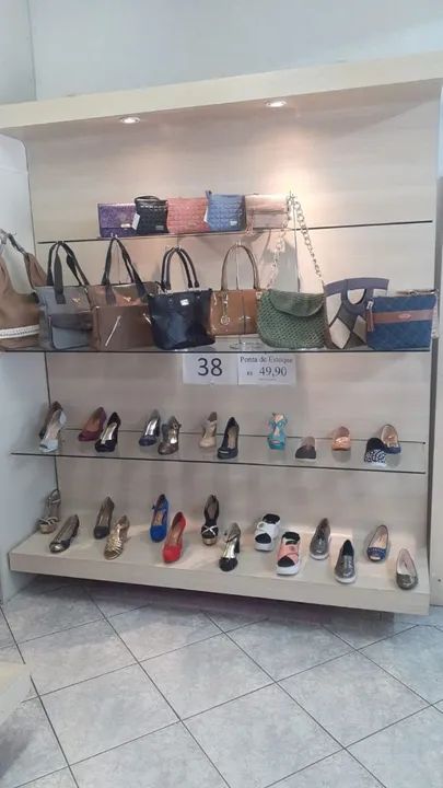 Expositor de vitrine  com bandejas e iluminação. 