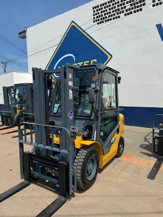 LOCAÇÃO DE EMPILHADEIRA CABINADA DE 2,5 TONELADAS - Foto 4