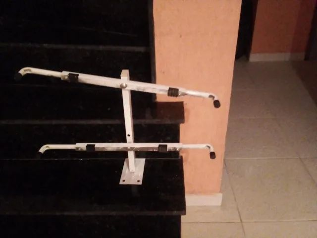 Suporte para Tv ou microndas  em excelente estado muito barato, troco cadeira de praia