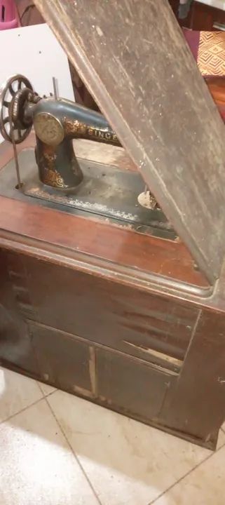 Máquina de Costura Antiga em Madeira - Rara - Foto 4