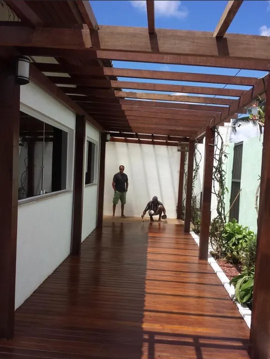 Pergolado e deck de madeira.