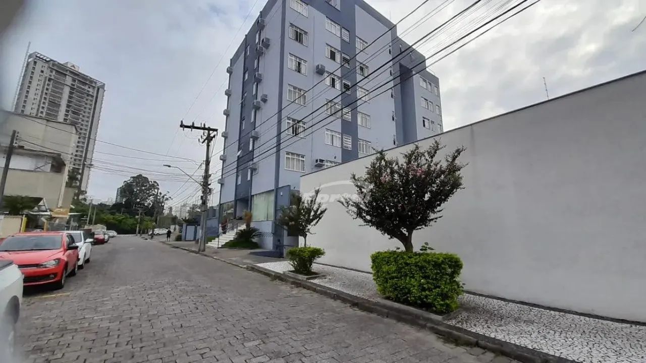 Apartamento semimobiliado, com 3 dormitórios sendo 1 suíte, disponível para venda no Bairr