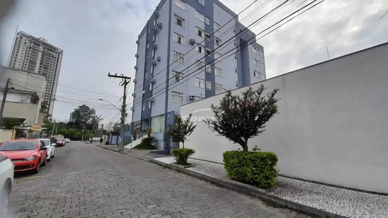 Apartamento semimobiliado, com 3 dormitórios sendo 1 suíte, disponível para venda no Bairr