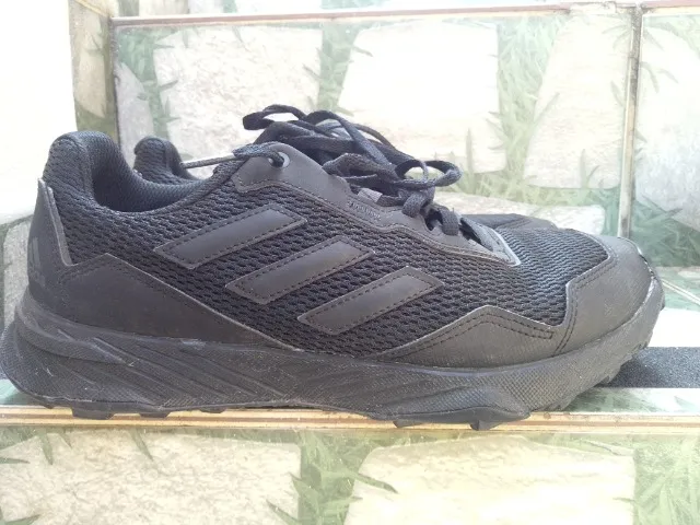 Tênis Adidas .
