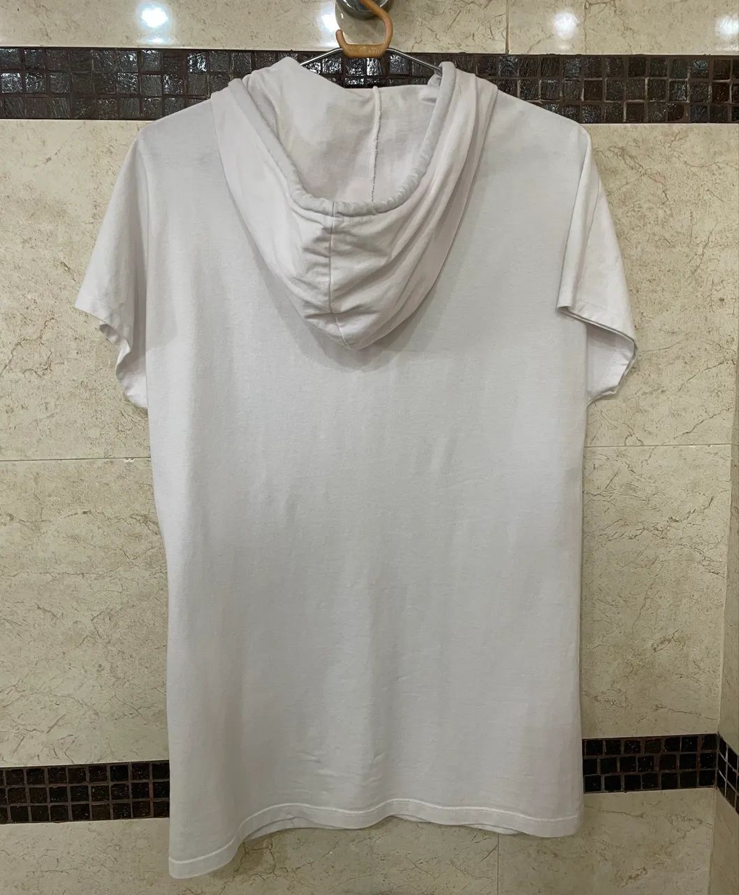 Camiseta branca com capuz - Foto 2