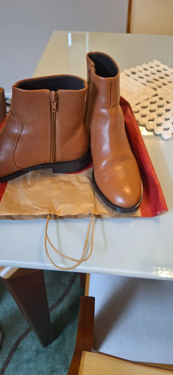 Botas de couro marrom