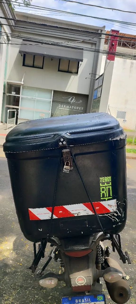 Vende-se Baú 100L e suporte Utensílios Para Banheiro e Limpeza