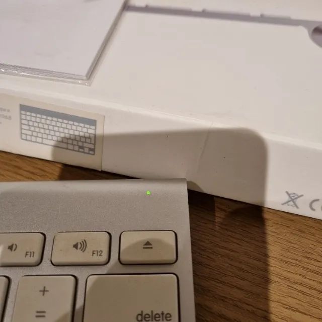 Defeito Teclado bluetooth Apple A1314 QWERTY inglês internacional cor branco e cinza origi - Foto 3