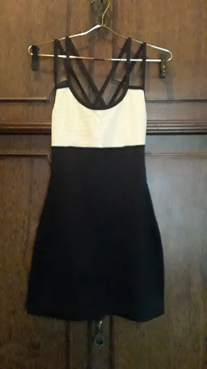 Vestido de malha preto e creme com alcinhas - tamanho P