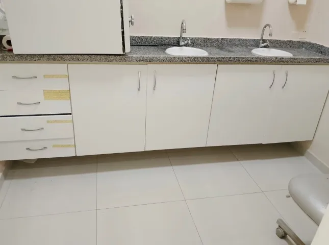 Vendo 2 bancadas de granito e 1 armário embutido