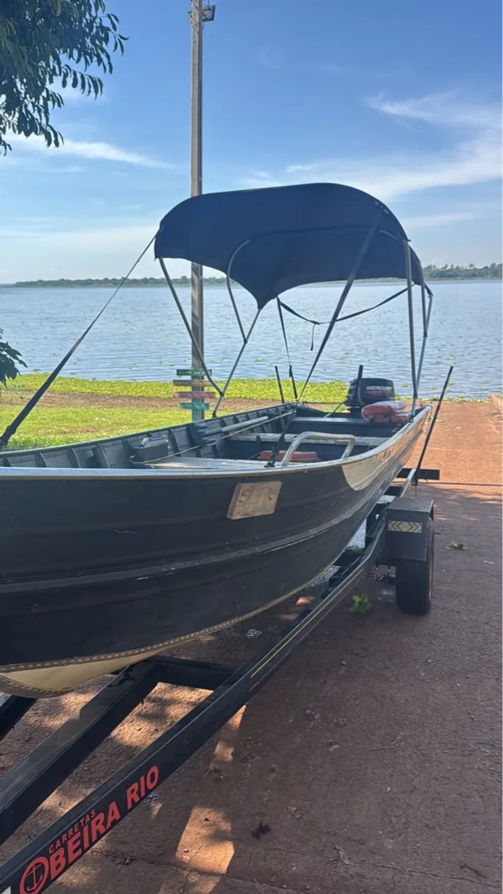 Barco com Motor e Carreta - Pronto para Aventura!