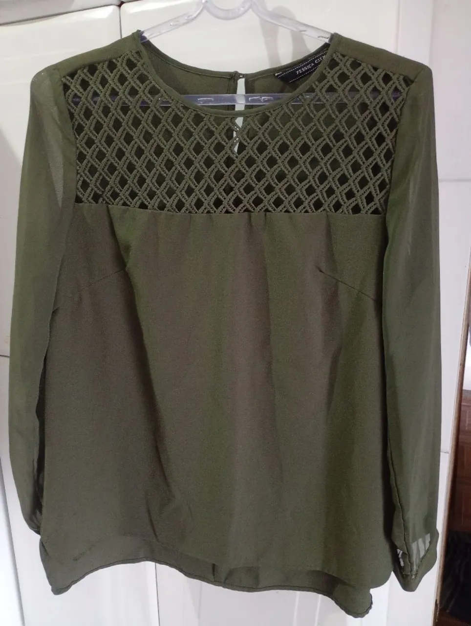 Blusa verde com detalhe em renda