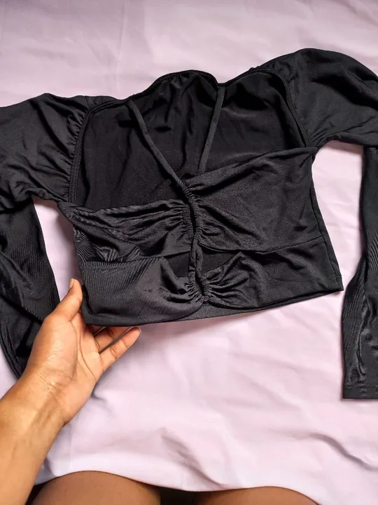 Blusa cropped preta com manga longa