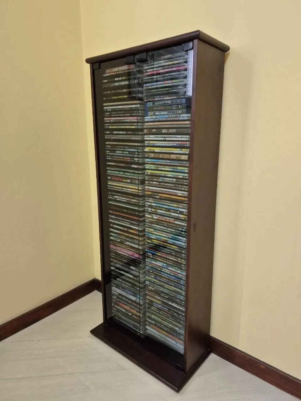 MÓVEL PORTA DVD EM MADEIRA. VENDO COM OU SEM DVDS. R$ 750,00/ R