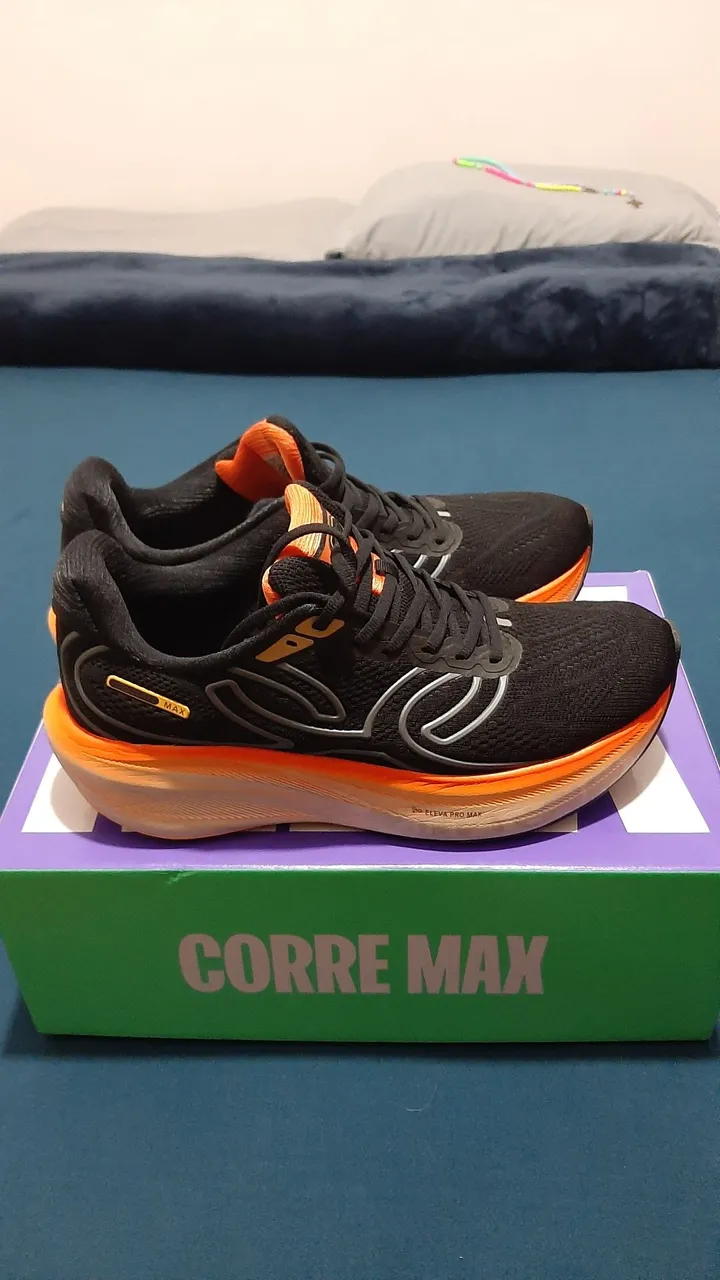 Tênis de corrida Corre Max - Preto e Laranja