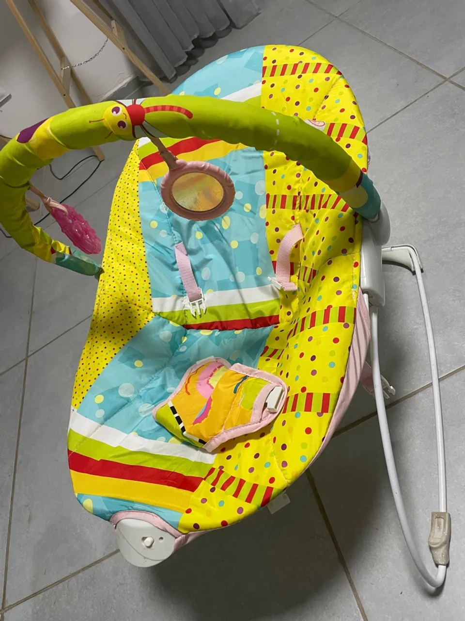 Cadeirinha de descanso vibratória para bebê