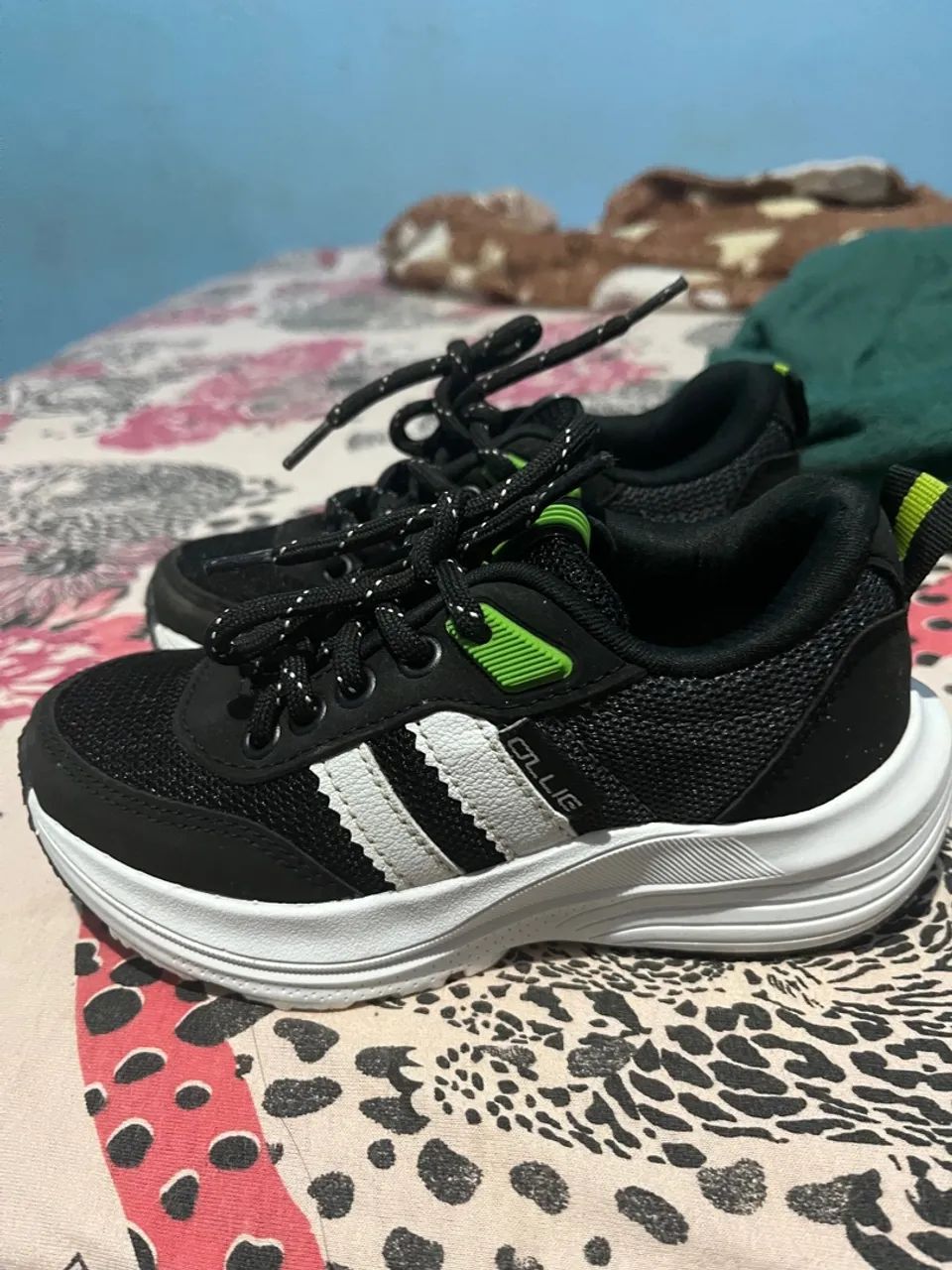 Tênis Infantil Preto com Detalhes Verde - Foto 3
