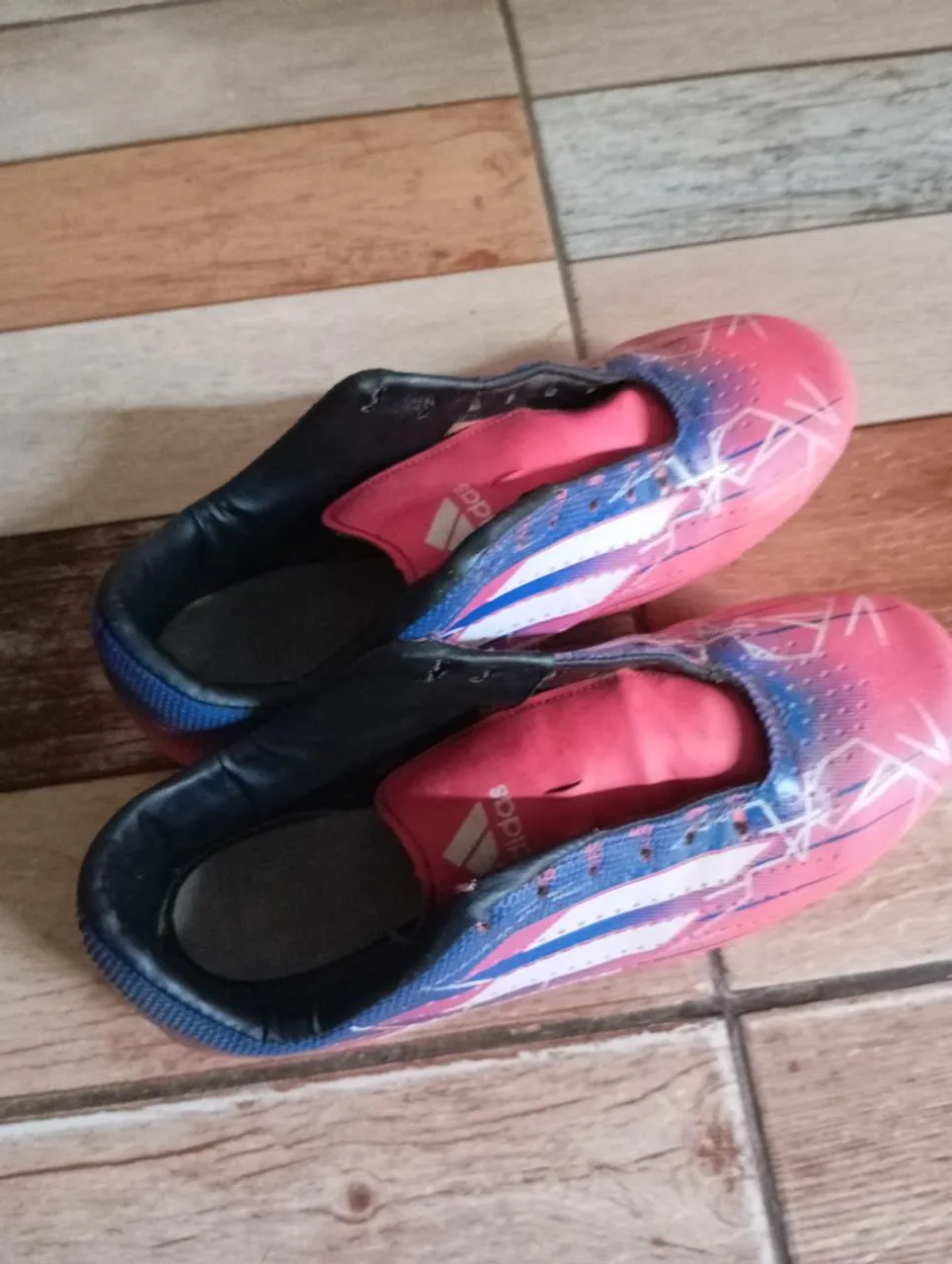 Chuteira Adidas - Tamanho 42