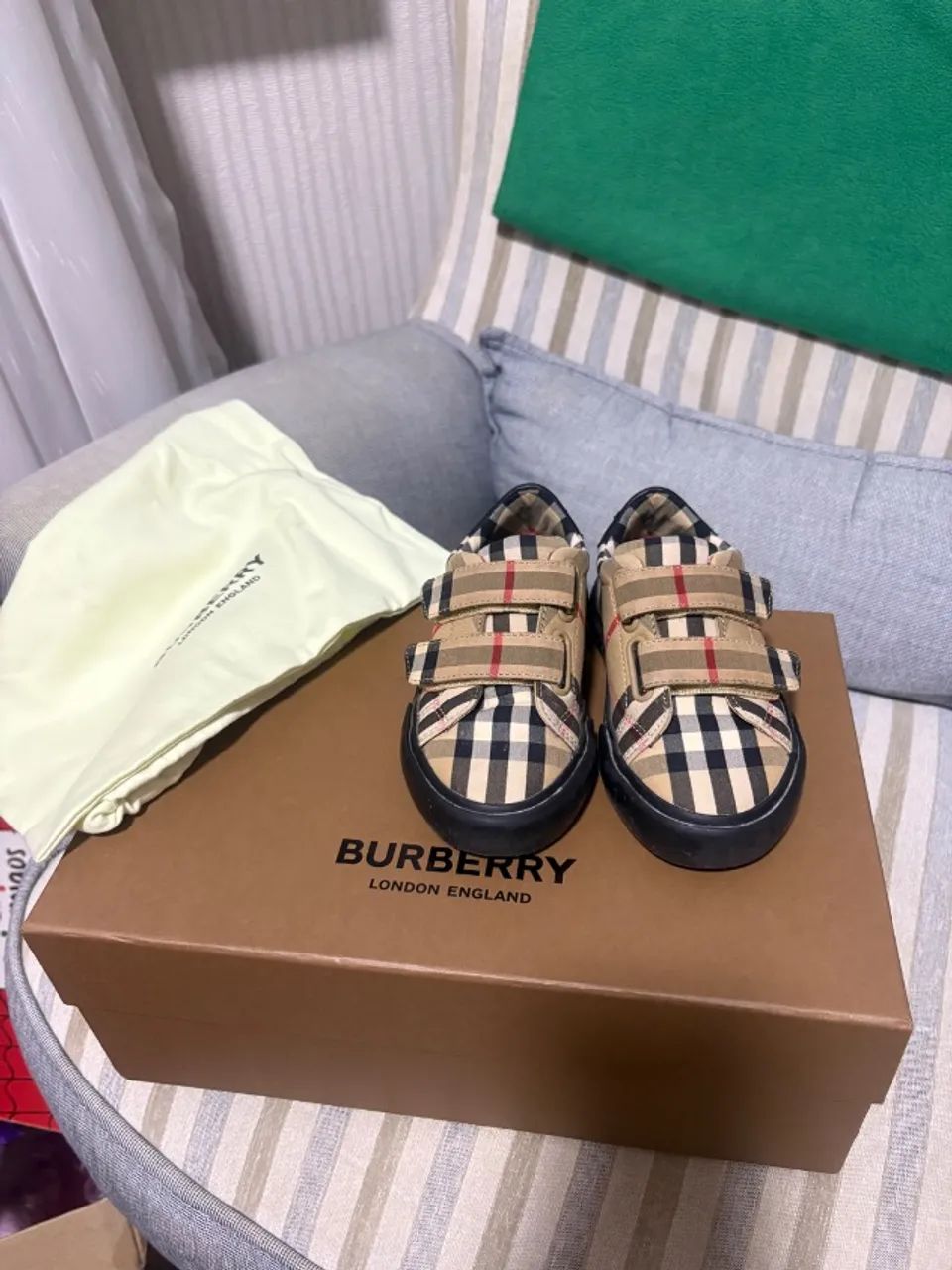 Tênis Burberry infantil original tamanho 25 - Foto 3